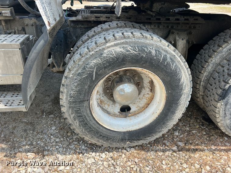 image for item JM9286 2001 Freightliner FLD120  semi truck