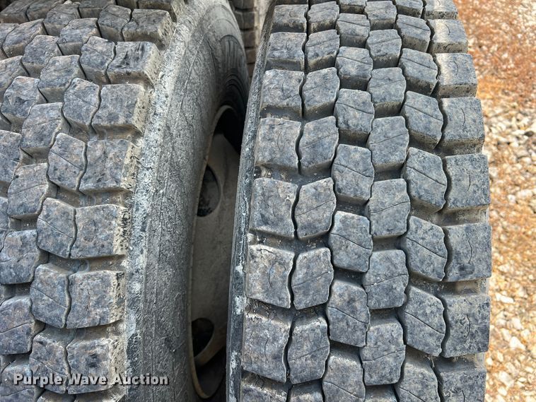 image for item JM9286 2001 Freightliner FLD120  semi truck