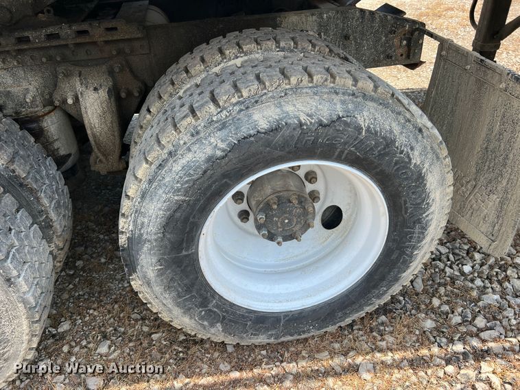 image for item JM9286 2001 Freightliner FLD120  semi truck