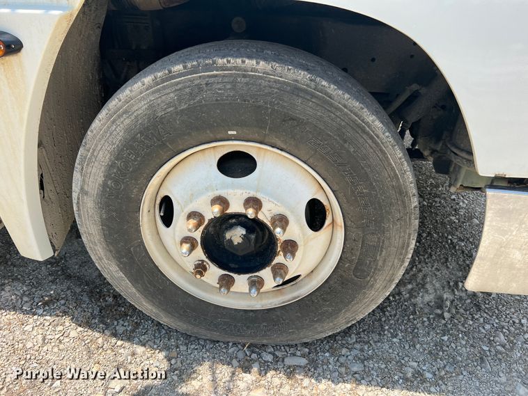 image for item JM9286 2001 Freightliner FLD120  semi truck