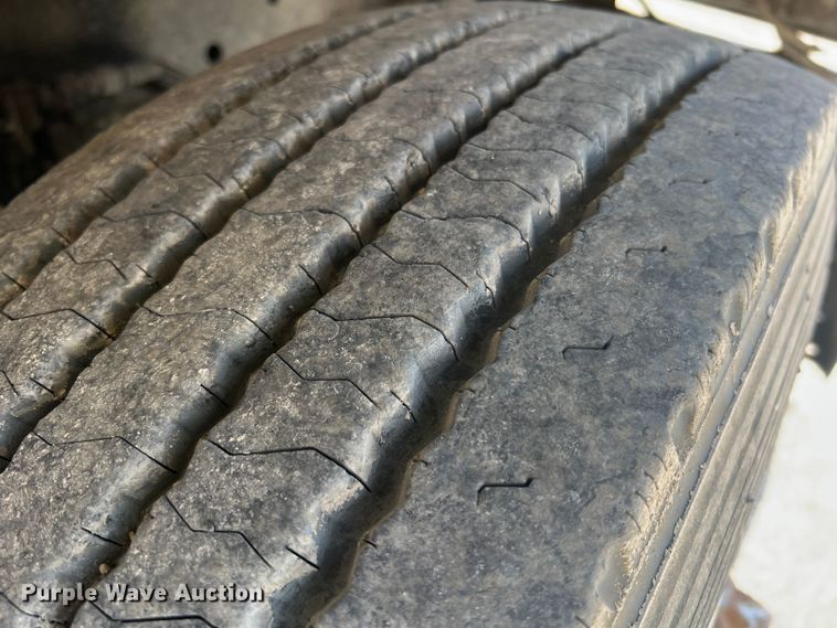 image for item JM9286 2001 Freightliner FLD120  semi truck