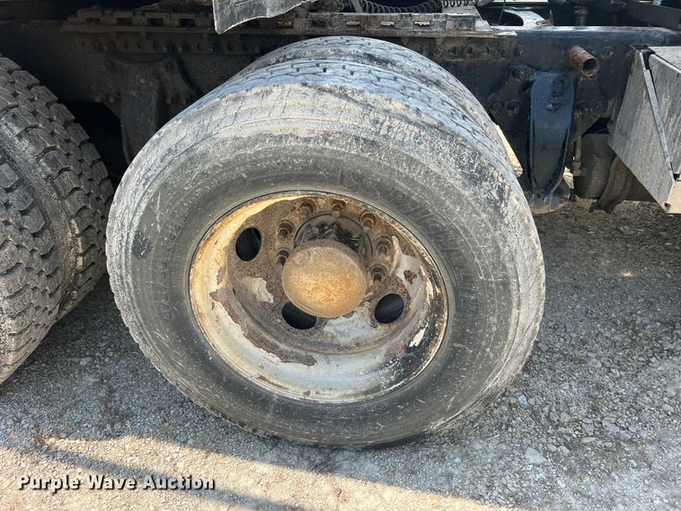 image for item JM9286 2001 Freightliner FLD120  semi truck