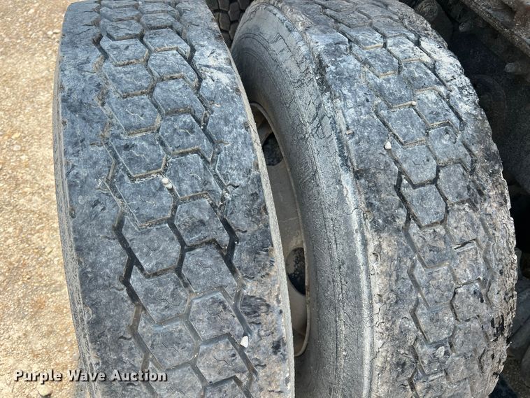 image for item JM9286 2001 Freightliner FLD120  semi truck