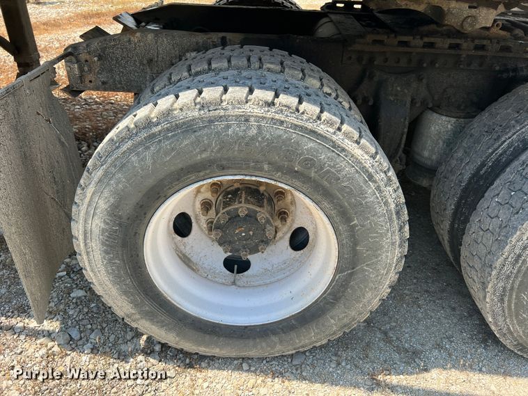 image for item JM9286 2001 Freightliner FLD120  semi truck