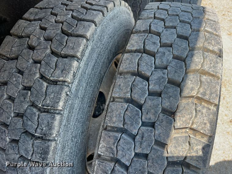 image for item JM9286 2001 Freightliner FLD120  semi truck