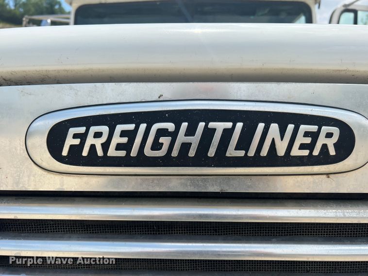image for item JM9286 2001 Freightliner FLD120  semi truck