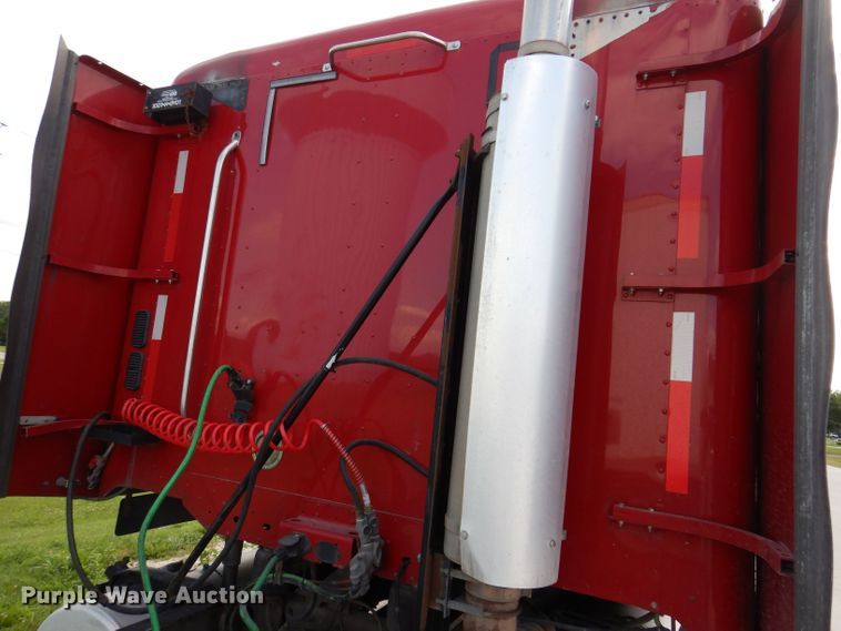 image for item JO9033 2008 Freightliner Columbia  glider kit semi truck