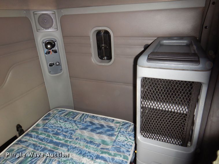 image for item JO9033 2008 Freightliner Columbia  glider kit semi truck