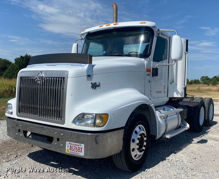 image for item JU9300 2002 International 9400i  semi truck