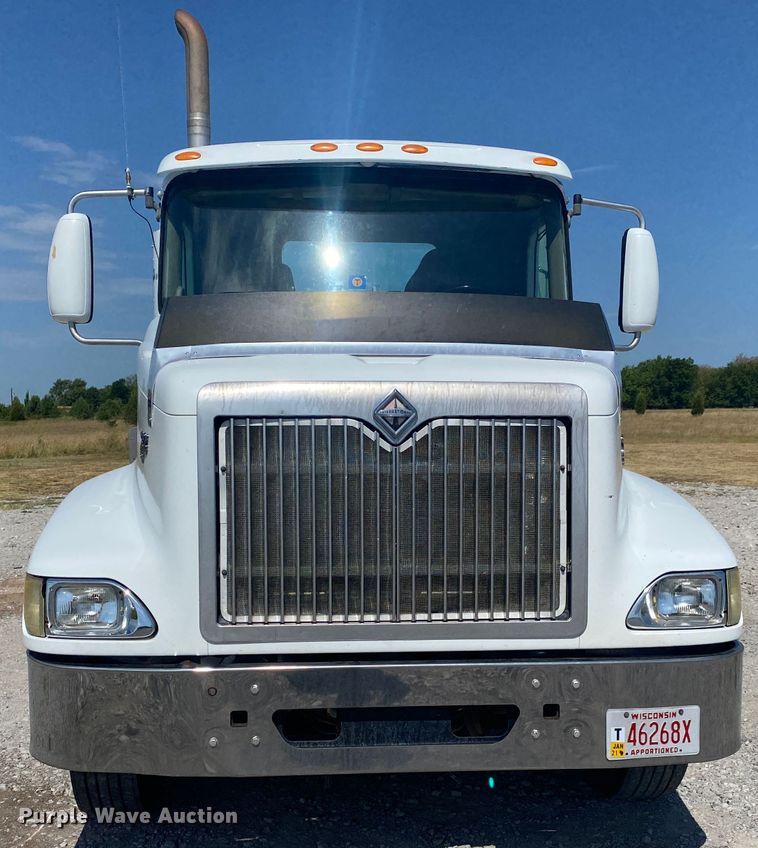 image for item JU9300 2002 International 9400i  semi truck