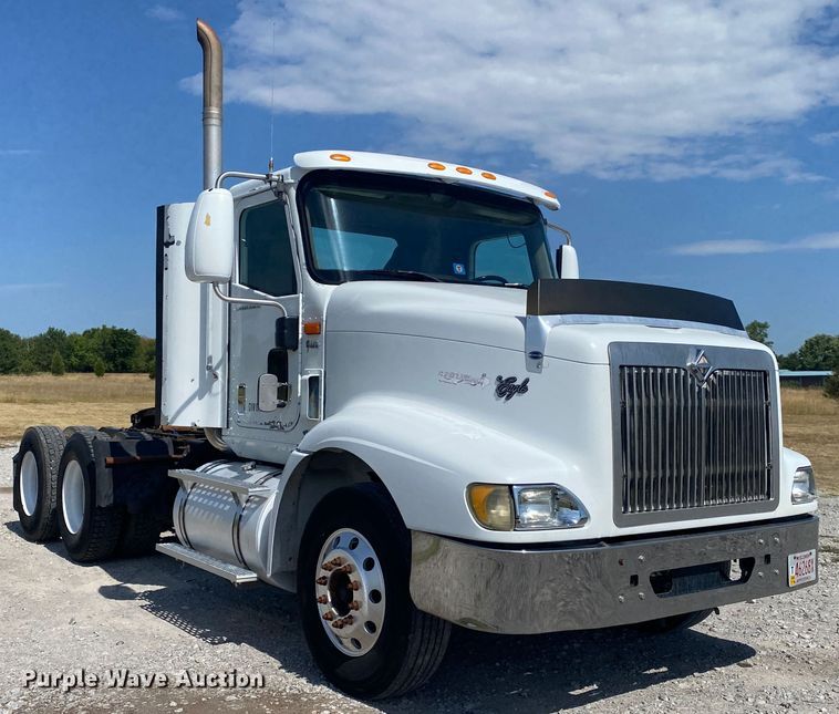 image for item JU9300 2002 International 9400i  semi truck