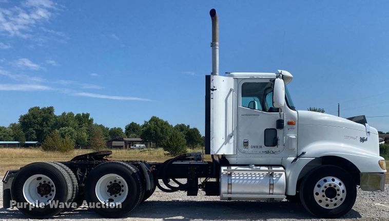 image for item JU9300 2002 International 9400i  semi truck