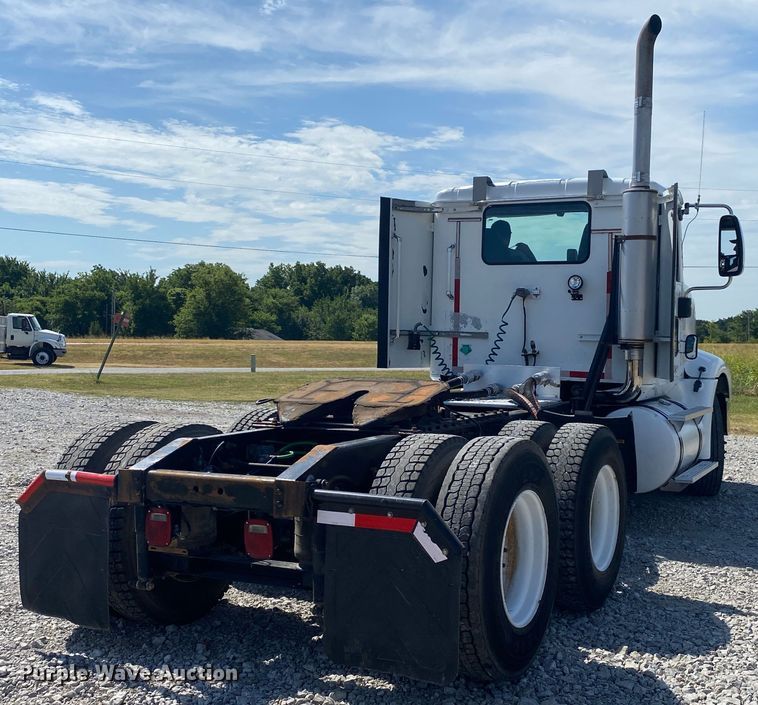 image for item JU9300 2002 International 9400i  semi truck