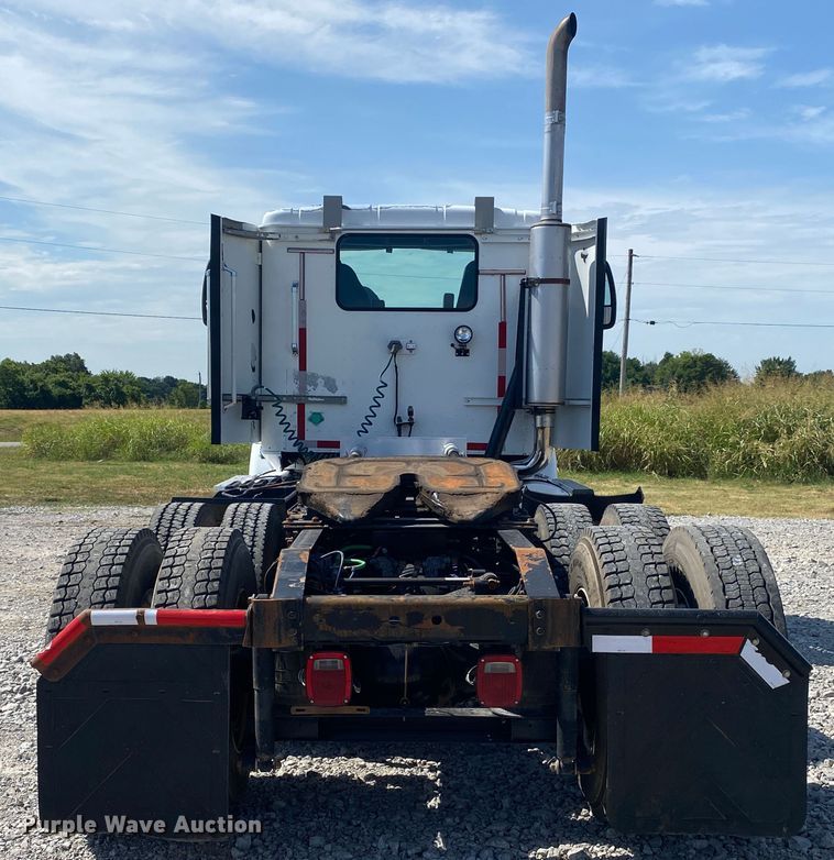 image for item JU9300 2002 International 9400i  semi truck