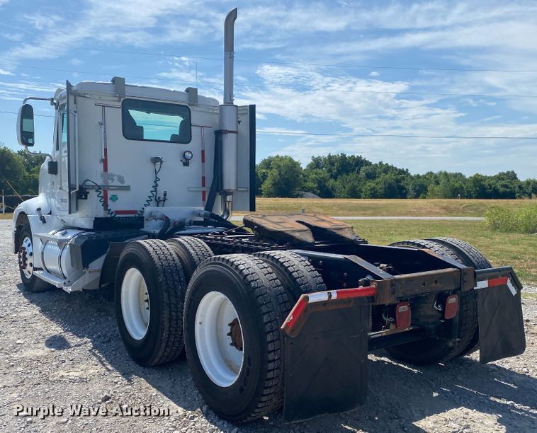 image for item JU9300 2002 International 9400i  semi truck