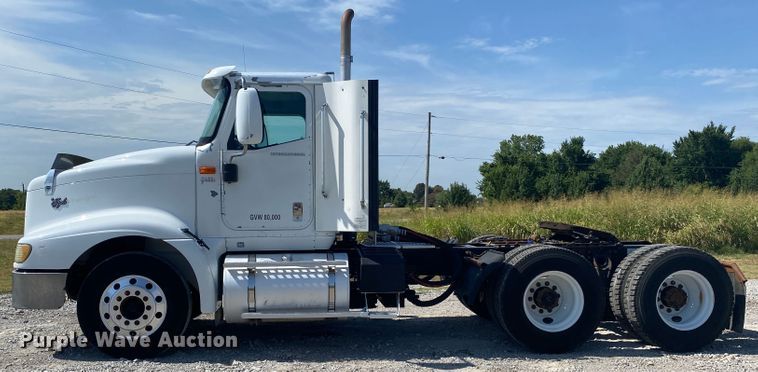 image for item JU9300 2002 International 9400i  semi truck