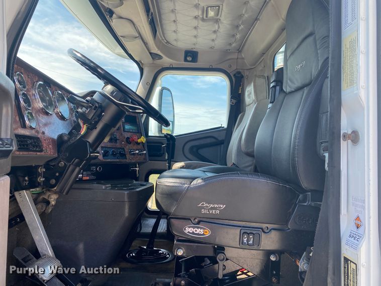 image for item JU9300 2002 International 9400i  semi truck