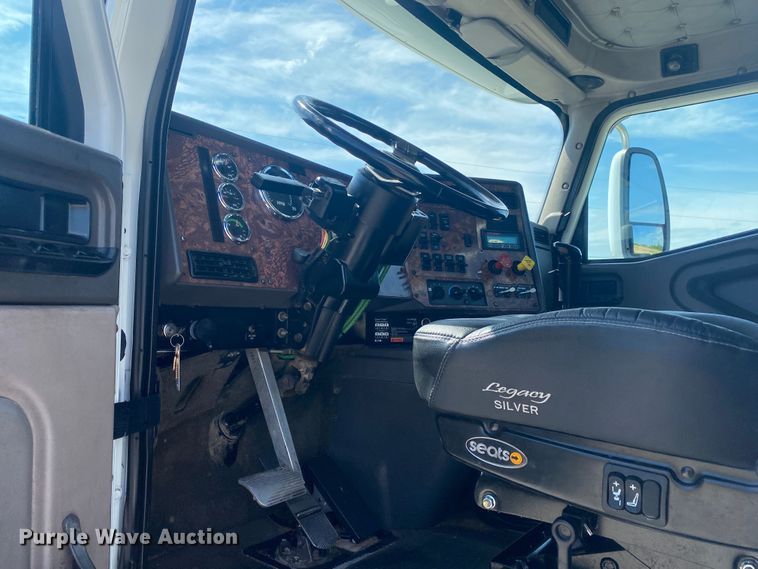 image for item JU9300 2002 International 9400i  semi truck