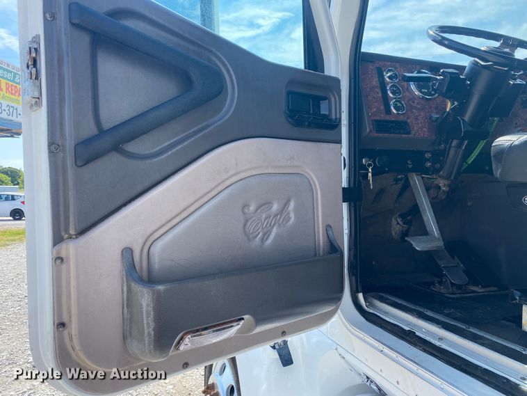 image for item JU9300 2002 International 9400i  semi truck