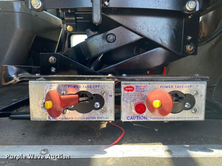 image for item JU9300 2002 International 9400i  semi truck