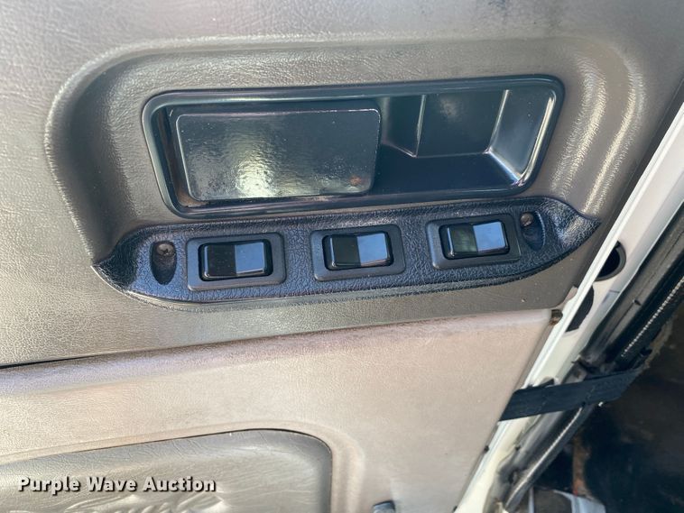 image for item JU9300 2002 International 9400i  semi truck