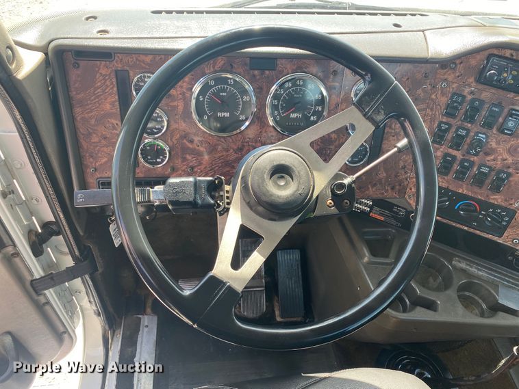 image for item JU9300 2002 International 9400i  semi truck