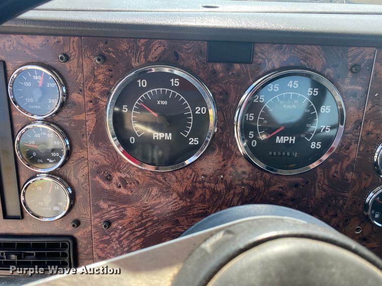 image for item JU9300 2002 International 9400i  semi truck