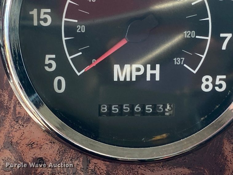 image for item JU9300 2002 International 9400i  semi truck