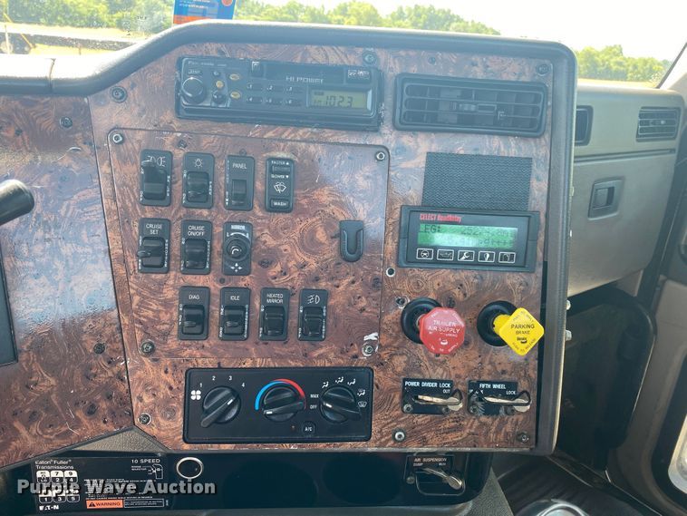 image for item JU9300 2002 International 9400i  semi truck