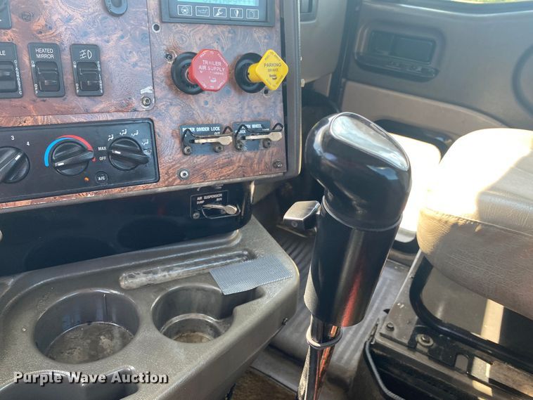 image for item JU9300 2002 International 9400i  semi truck