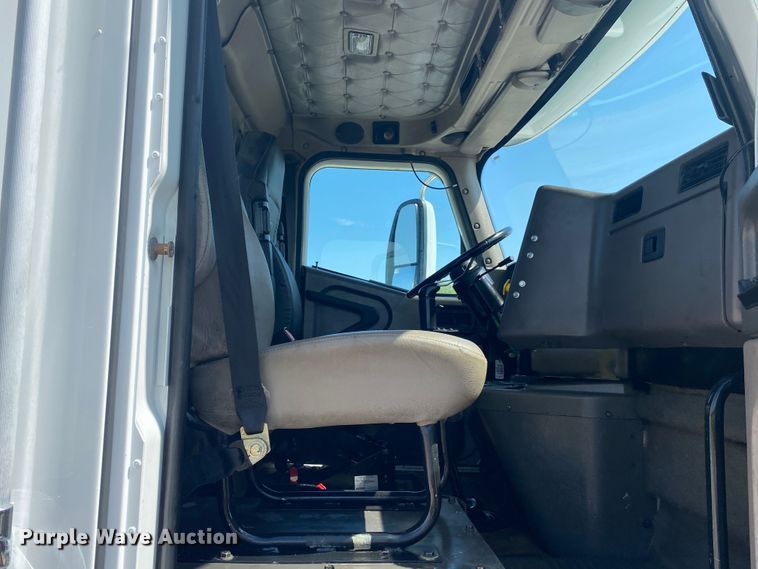 image for item JU9300 2002 International 9400i  semi truck