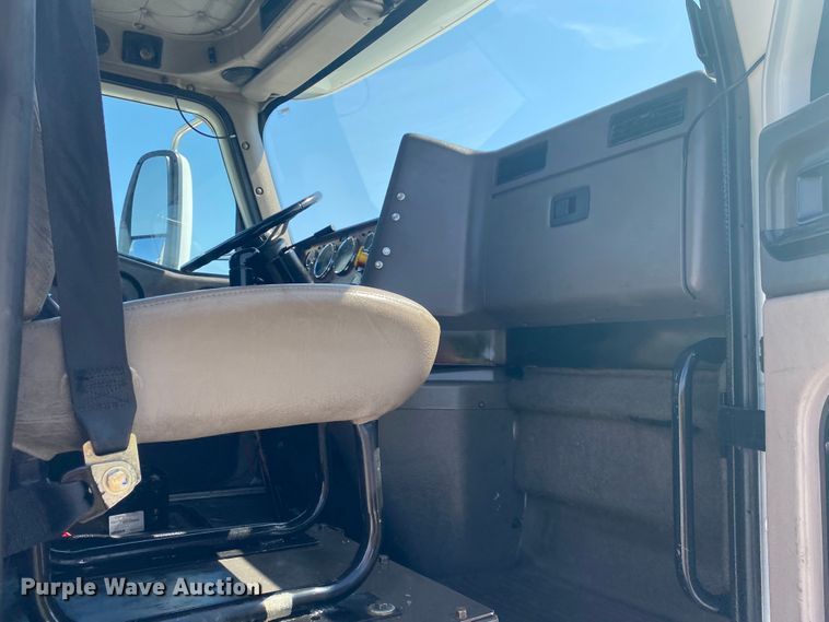 image for item JU9300 2002 International 9400i  semi truck