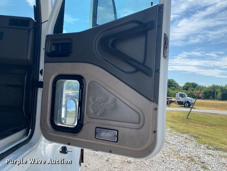 image for item JU9300 2002 International 9400i  semi truck