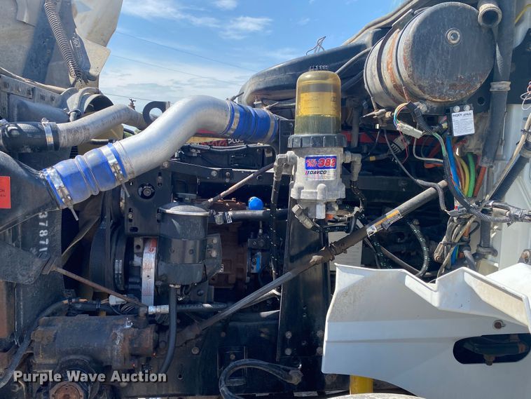 image for item JU9300 2002 International 9400i  semi truck