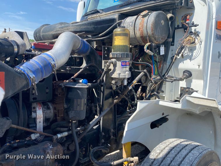 image for item JU9300 2002 International 9400i  semi truck