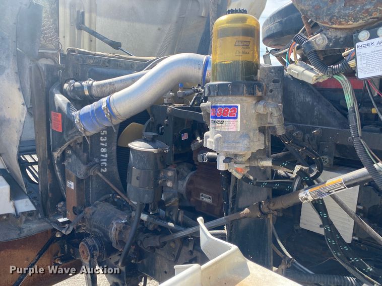 image for item JU9300 2002 International 9400i  semi truck