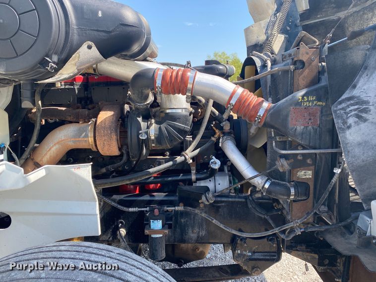 image for item JU9300 2002 International 9400i  semi truck