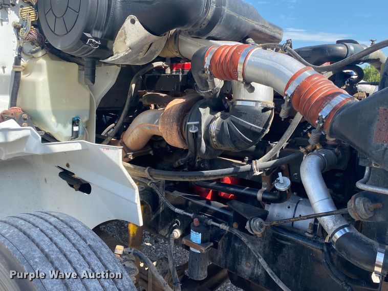 image for item JU9300 2002 International 9400i  semi truck