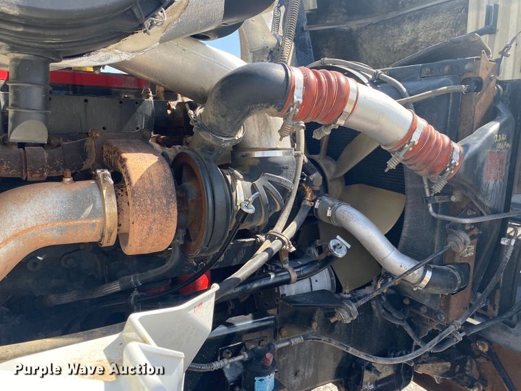 image for item JU9300 2002 International 9400i  semi truck