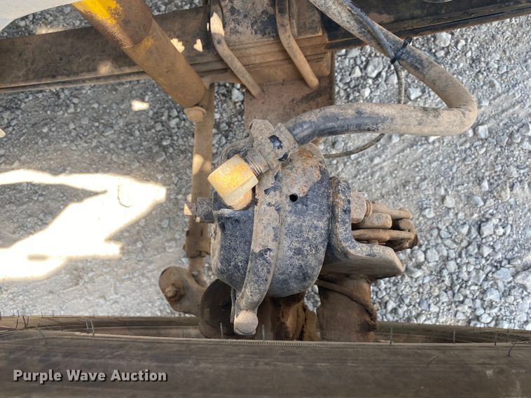 image for item JU9300 2002 International 9400i  semi truck