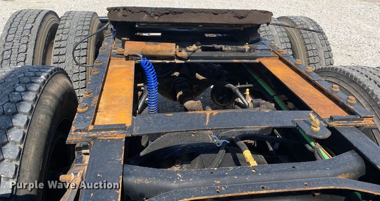 image for item JU9300 2002 International 9400i  semi truck