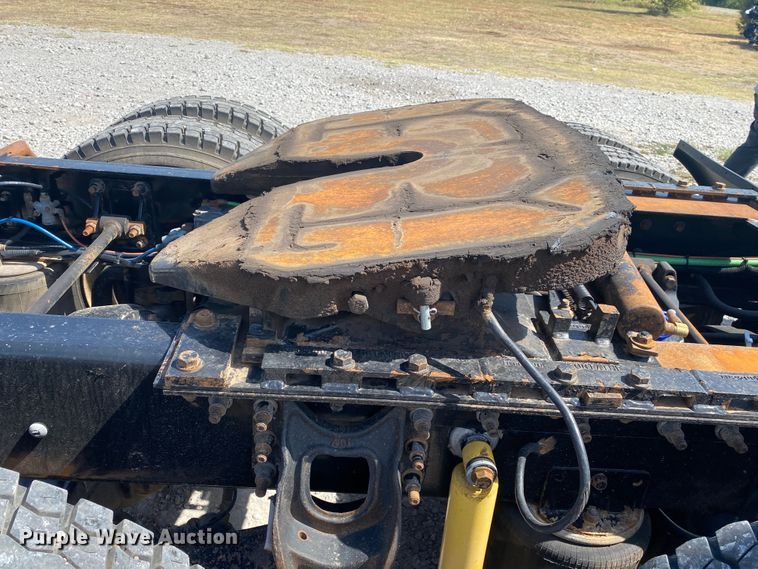 image for item JU9300 2002 International 9400i  semi truck