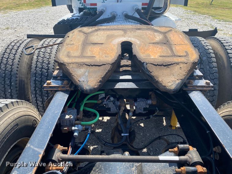 image for item JU9300 2002 International 9400i  semi truck