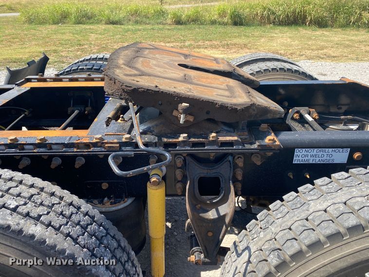 image for item JU9300 2002 International 9400i  semi truck