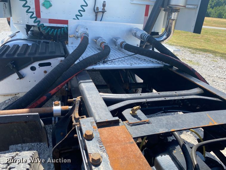 image for item JU9300 2002 International 9400i  semi truck