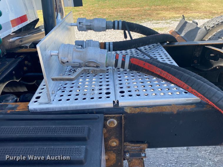 image for item JU9300 2002 International 9400i  semi truck