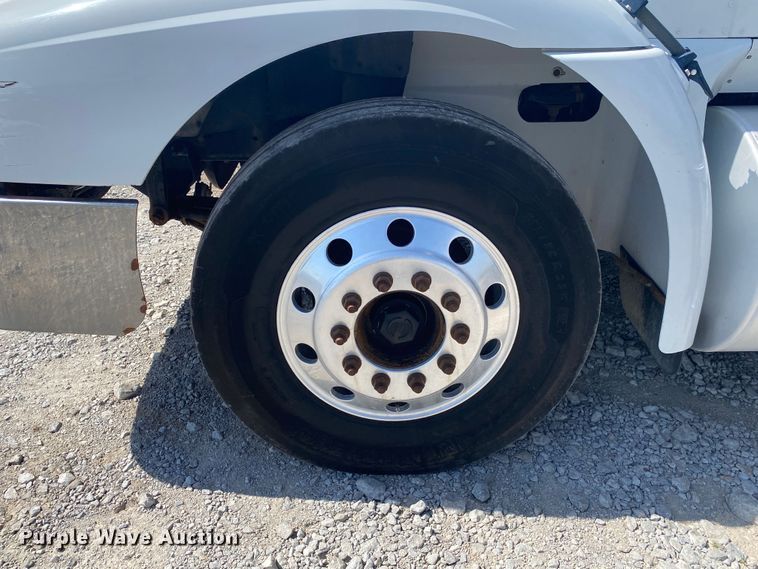 image for item JU9300 2002 International 9400i  semi truck