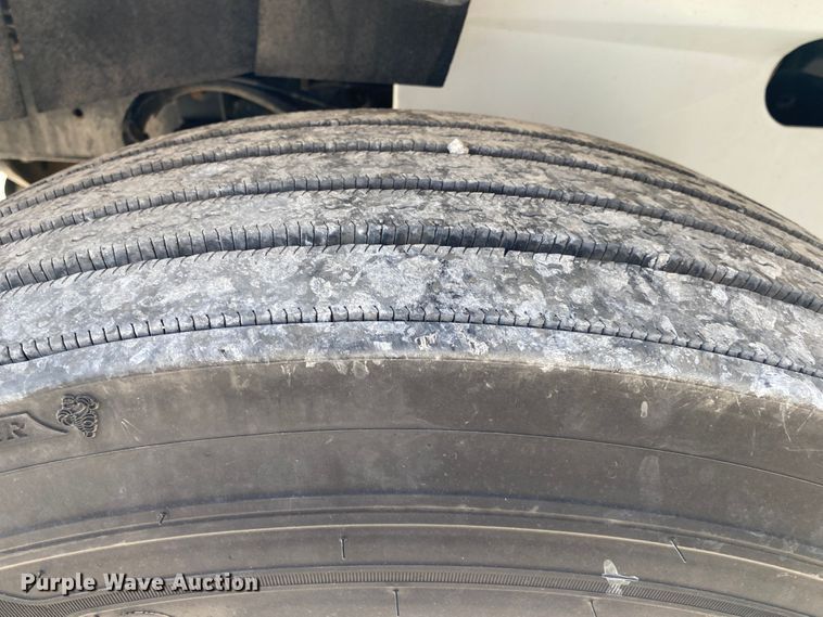 image for item JU9300 2002 International 9400i  semi truck