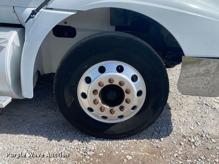 image for item JU9300 2002 International 9400i  semi truck