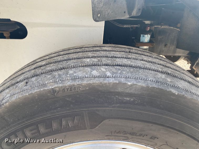 image for item JU9300 2002 International 9400i  semi truck